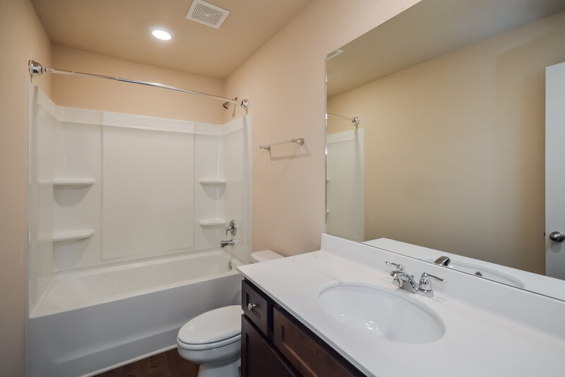1,890/Mo, 424 Vermeer Ct Locust Grove, GA 30248 Main Bathroom View