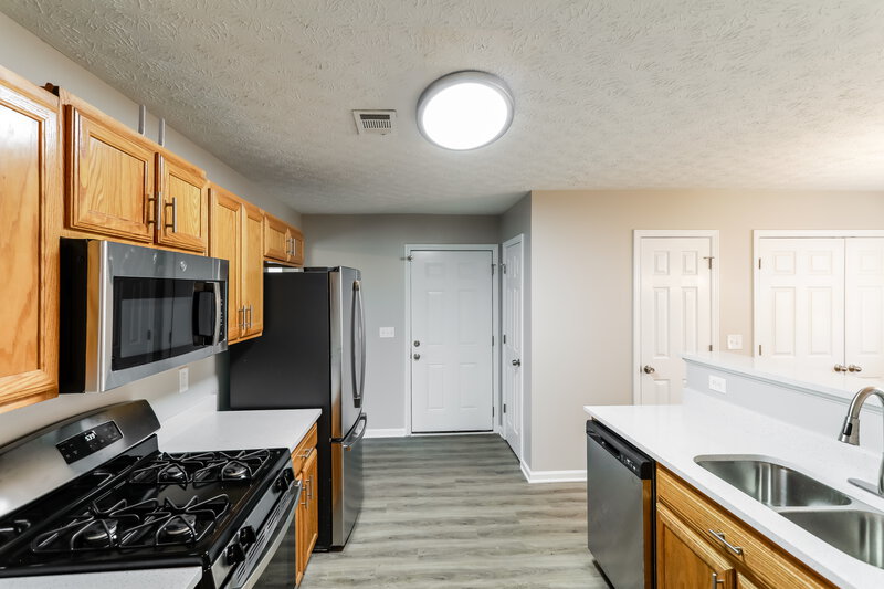 1,805/Mo, 1385 Lafayette Square McDonough, GA 30252 Kitchen View