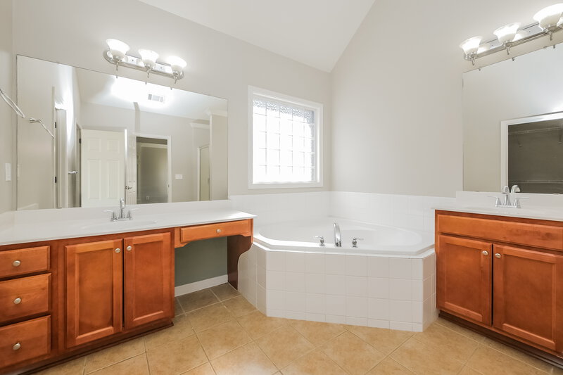 2,395/Mo, 377 Champions Dr Fairburn, GA 30213 Main Bathroom View