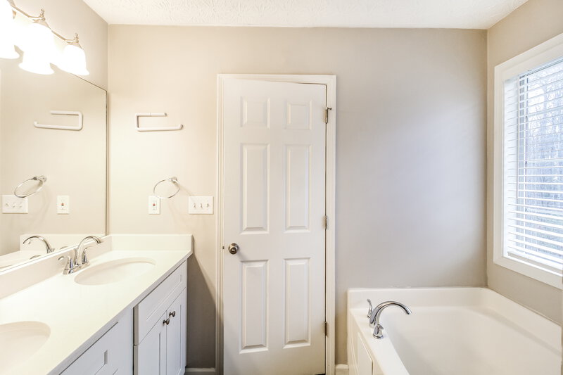 2,145/Mo, 75 Pebble Brooke Pass Covington, GA 30016 Main Bathroom View
