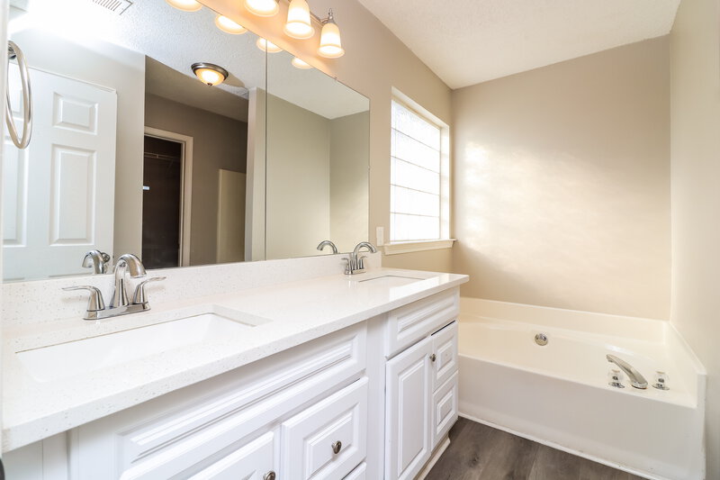 2,255/Mo, 186 Saddleview Trail Riverdale, GA 30274 Main Bathroom View