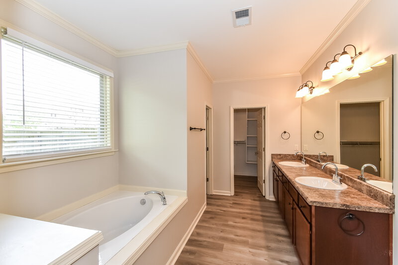 2,400/Mo, 1000 Cureton Dr Austell, GA 30106 Main Bathroom View