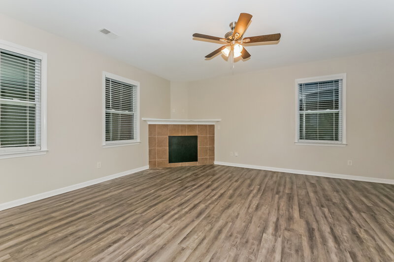 2,025/Mo, 53 Lakeshore Pkwy Newnan, GA 30263 Living Room View