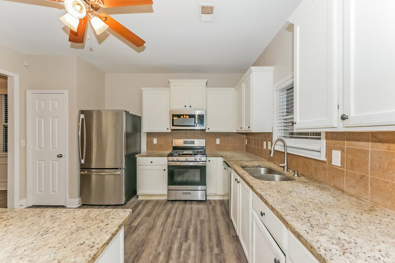 2,025/Mo, 53 Lakeshore Pkwy Newnan, GA 30263 Kitchen View