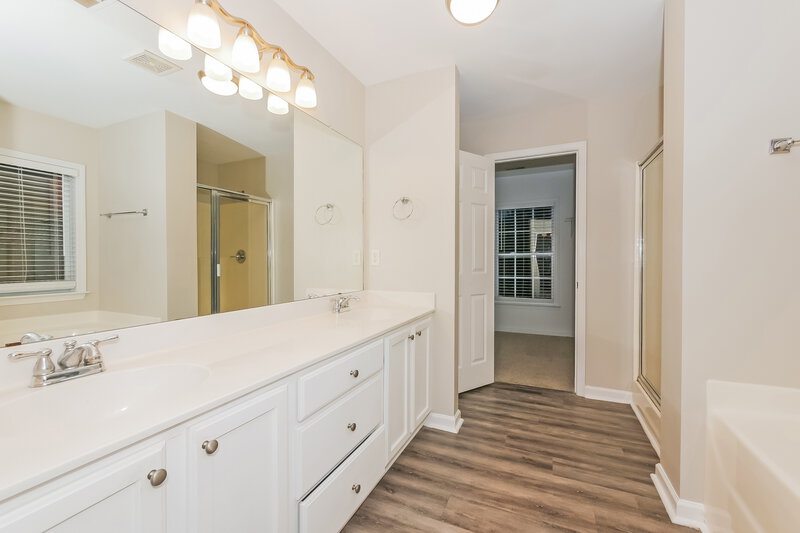 2,025/Mo, 53 Lakeshore Pkwy Newnan, GA 30263 Main Bathroom View