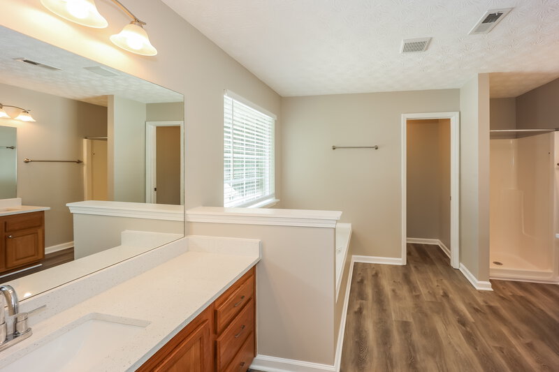2,325/Mo, 3521 Creekview Dr Union City, GA 30291 Main Bathroom View