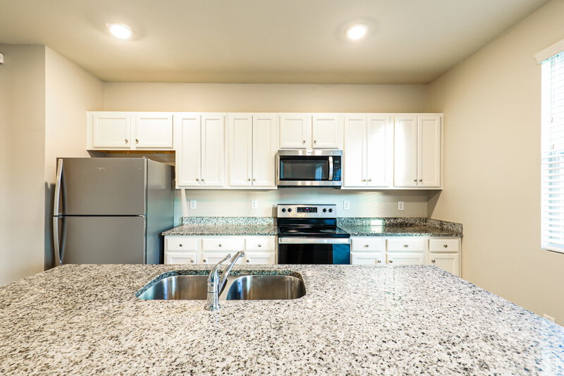 2,340/Mo, 372 Hamilton Pointe Dr McDonough, GA 30253 Kitchen View