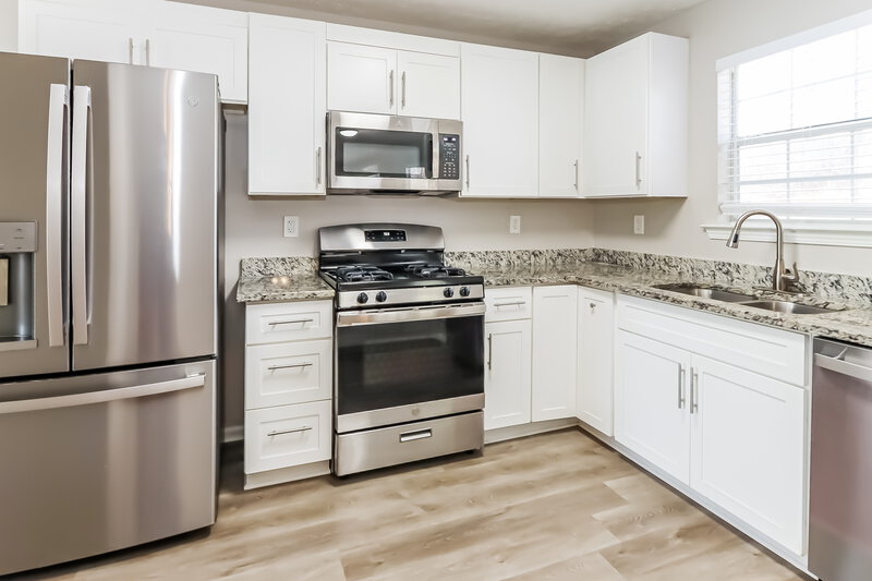 2,105/Mo, 1456 Pebble Ridge Lane Hampton, GA 30228 Kitchen View 2