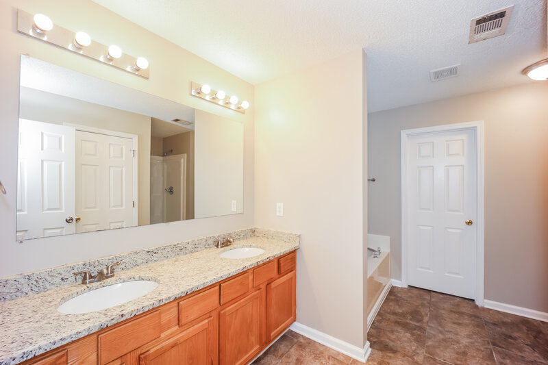 2,120/Mo, 3057 Sable Run Rd Atlanta, GA 30349 Main Bathroom View