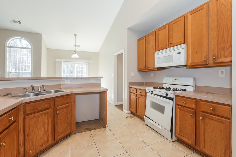 1,925/Mo, 2744 Lakeside Dr SW Conyers, GA 30094 Kitchen View 2