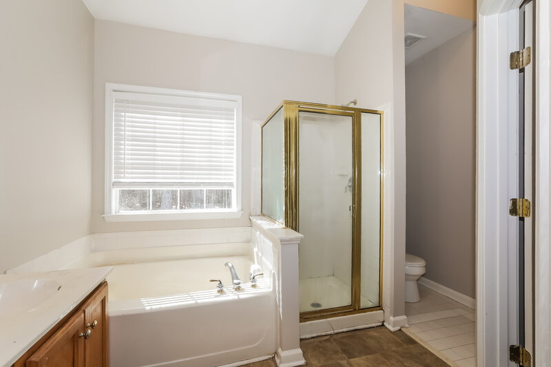 1,925/Mo, 2744 Lakeside Dr SW Conyers, GA 30094 Main Bathroom View