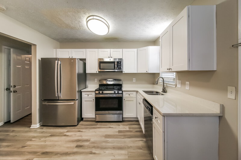 2,040/Mo, 870 Pine Ridge Dr Stone Mountain, GA 30087 Kitchen View 2