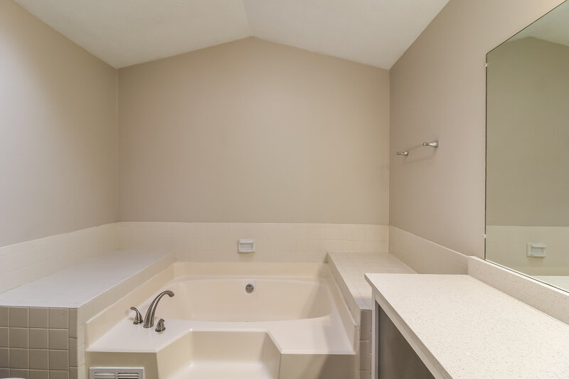 2,040/Mo, 870 Pine Ridge Dr Stone Mountain, GA 30087 Main Bathroom View