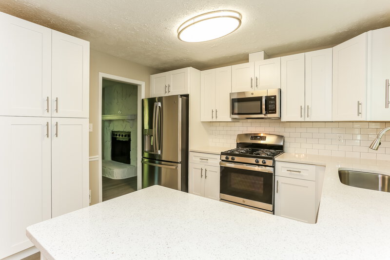 2,190/Mo, 275 Oak St Fayetteville, GA 30215 Kitchen View 2