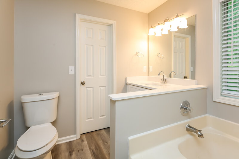 3,290/Mo, 2354 Loren Falls Ln SW Marietta, GA 30008 Main Bathroom View