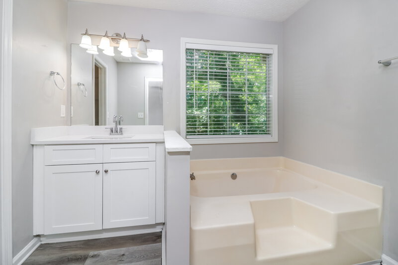 2,370/Mo, 2354 Loren Falls Ln SW Marietta, GA 30008 Main Bathroom View