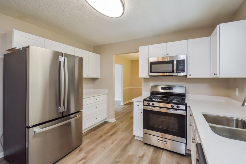 0/Mo, 6474 Rebecca Way Lithonia, GA 30058 Kitchen View 2