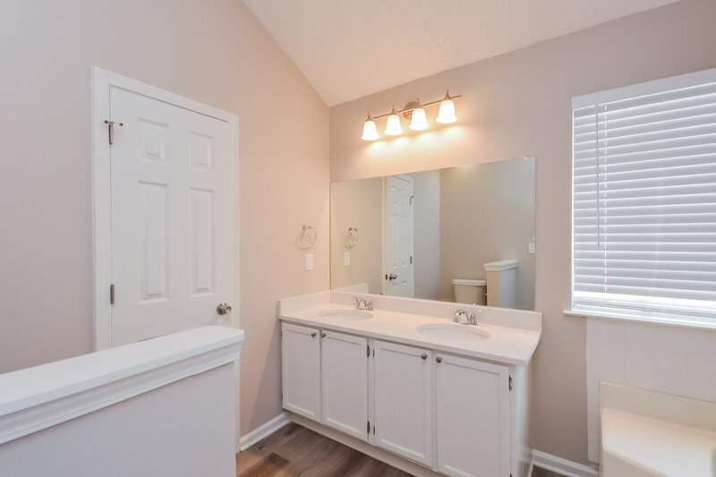 0/Mo, 6474 Rebecca Way Lithonia, GA 30058 Main Bathroom View