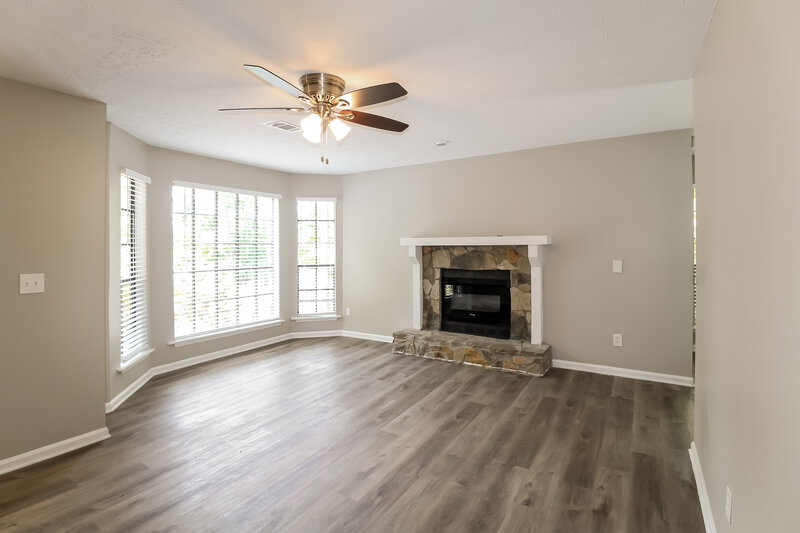 2,355/Mo, 1097 Williamsburg Ln Norcross, GA 30093 Living Room View 2