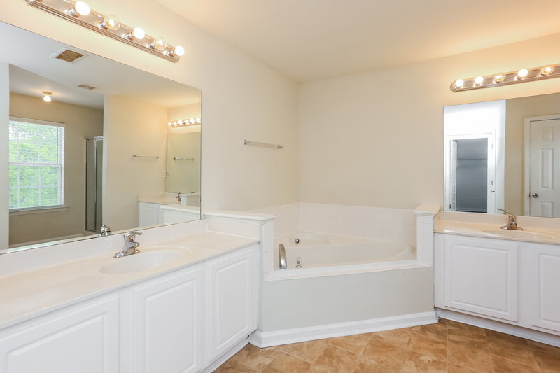 3,730/Mo, 7698 Overlook Bnd Fairburn, GA 30213 Main Bathroom View