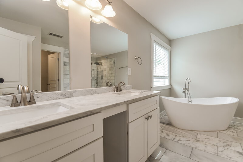 2,610/Mo, 3428 Village Park Ln SW Atlanta, GA 30331 Main Bathroom View