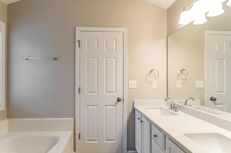 2,445/Mo, 963 Laurel Green Ln Sugar Hill, GA 30518 Main Bathroom View