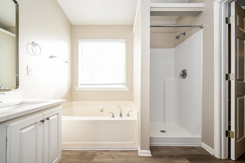 2,500/Mo, 413 Grove Park Dr Locust Grove, GA 30248 Main Bathroom View