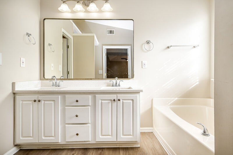 2,500/Mo, 413 Grove Park Dr Locust Grove, GA 30248 Main Bathroom View 2