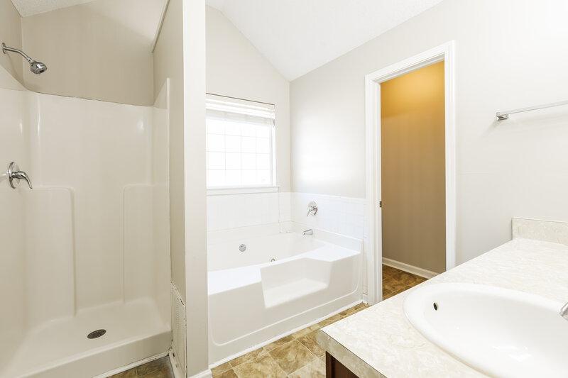 1,610/Mo, 1006 Rolling Meadows Rd Villa Rica, GA 30180 Main Bathroom View