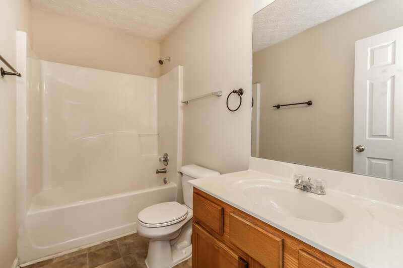 2,400/Mo, 179 Silver Fox Trl Dallas, GA 30157 Main Bathroom View