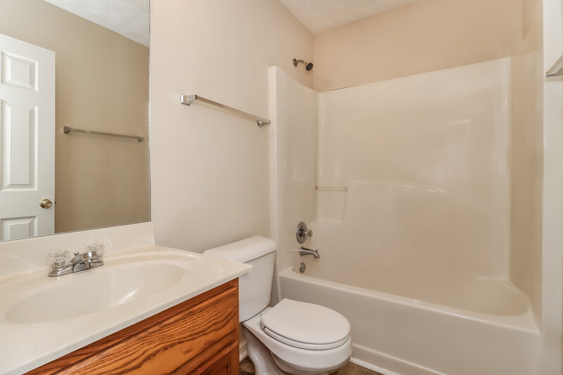 2,400/Mo, 179 Silver Fox Trl Dallas, GA 30157 Bathroom View