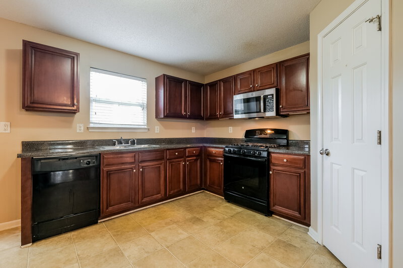 2,200/Mo, 3537 Rosebud Park Dr Snellville, GA 30039 Kitchen View 2