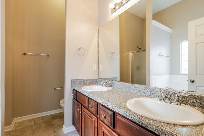 2,200/Mo, 3537 Rosebud Park Dr Snellville, GA 30039 Bathroom View