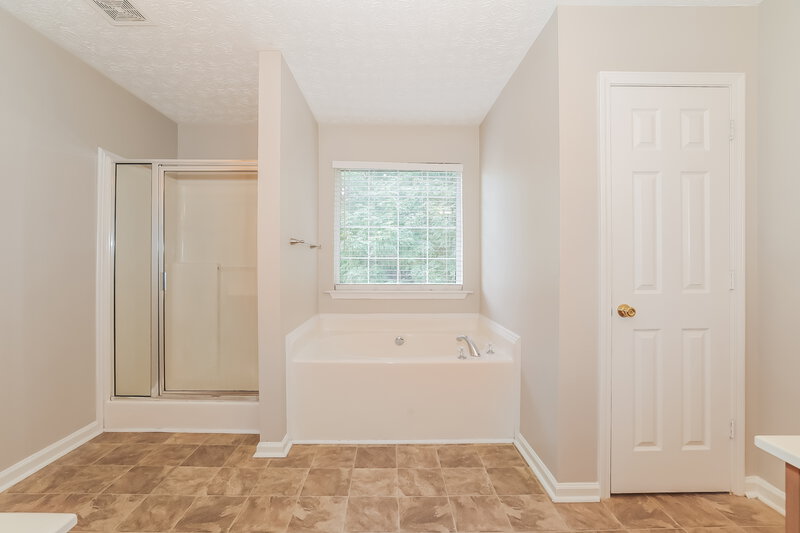 2,290/Mo, 4142 Laurel Bend Ct Snellville, GA 30039 Main Bathroom View