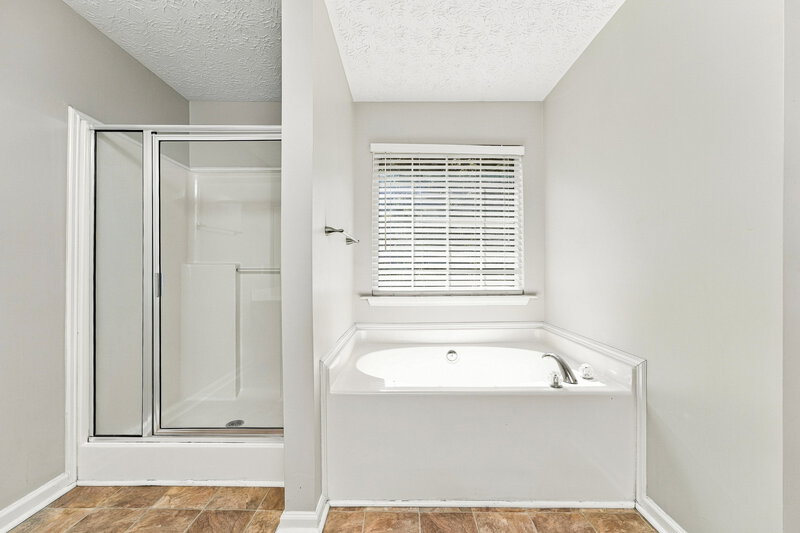 2,200/Mo, 4142 Laurel Bend Ct Snellville, GA 30039 Primary Bathroom View 2