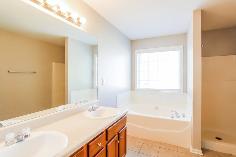 2,100/Mo, 4636 Veranda Ct Douglasville, GA 30134 Main Bathroom View