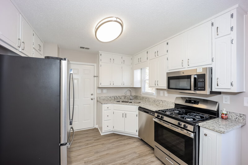 1,995/Mo, 24 Pine Grove Cir Newnan, GA 30263 Kitchen View