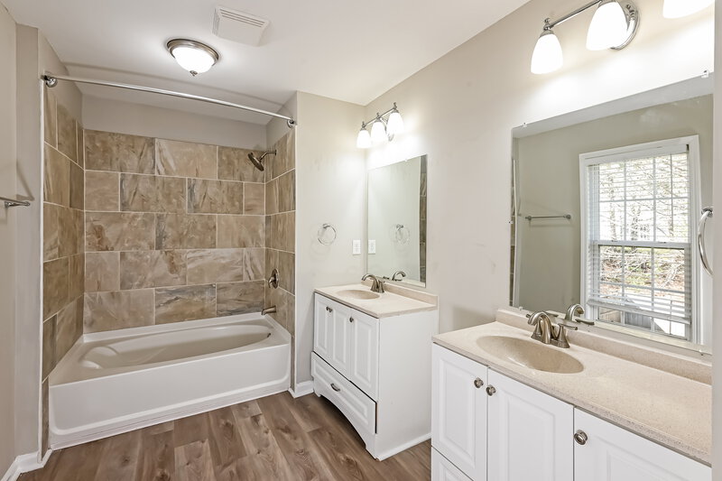 2,410/Mo, 3257 Wellington Walk SW Atlanta, GA 30331 Main Bathroom View 2