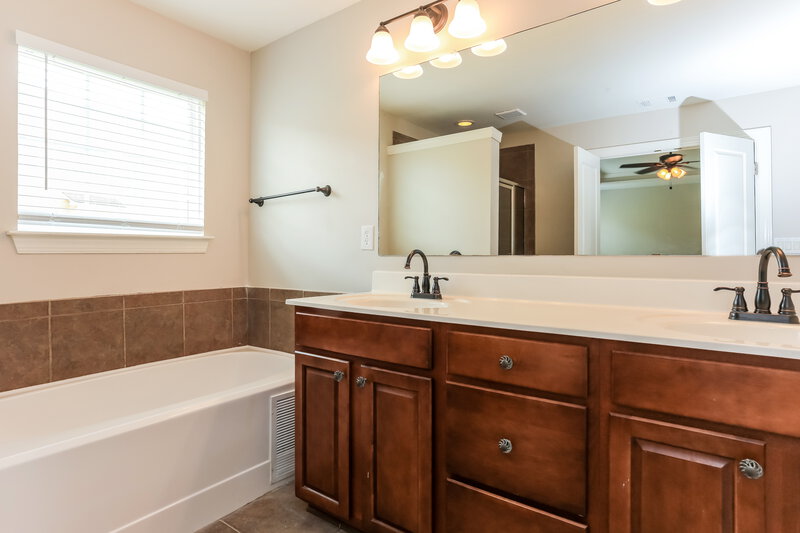 2,350/Mo, 7756 Parkside Drive Lithia Springs, GA 30122 Main Bathroom View