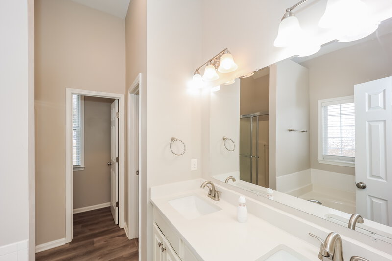 2,095/Mo, 54 Cottage Ln Newnan, GA 30265 Main Bathroom View
