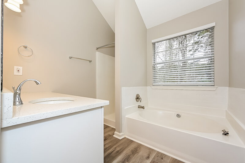 2,050/Mo, 5622 Glen Ridge Bend Lithonia, GA 30058 Main Bathroom View