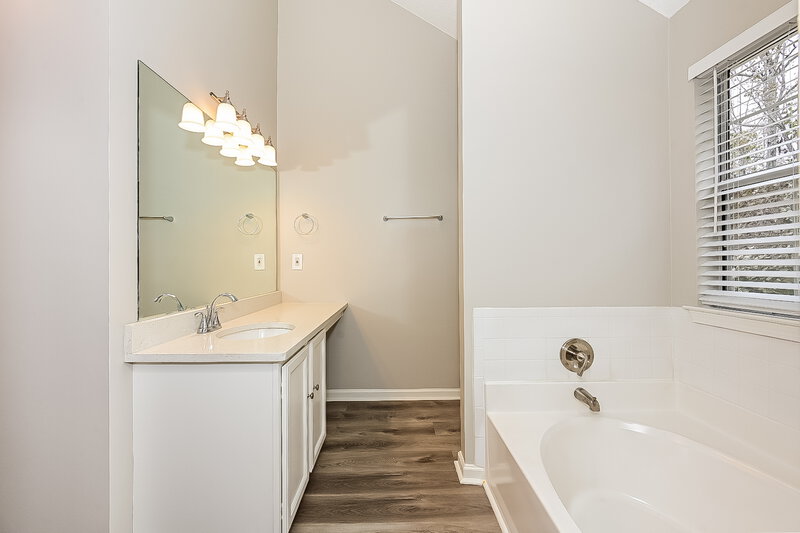 2,050/Mo, 5622 Glen Ridge Bend Lithonia, GA 30058 Main Bathroom View 2