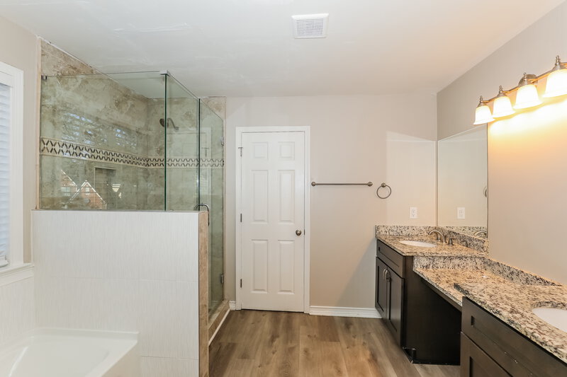 2,660/Mo, 4280 Savannah Dr Atlanta, GA 30349 Main Bathroom View