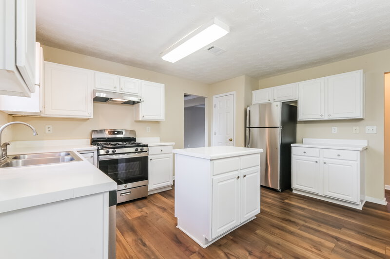 2,680/Mo, 4065 Crescent Walk Ln Suwanee, GA 30024 Kitchen View 2