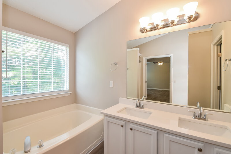 2,225/Mo, 2914 Water Lily Ct Austell, GA 30106 Main Bathroom View