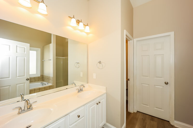 0/Mo, 17 Westhill Dr Newnan, GA 30265 Main Bathroom View