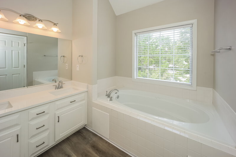3,040/Mo, 175 Brandon Ridge Ct Riverdale, GA 30274 Main Bathroom View