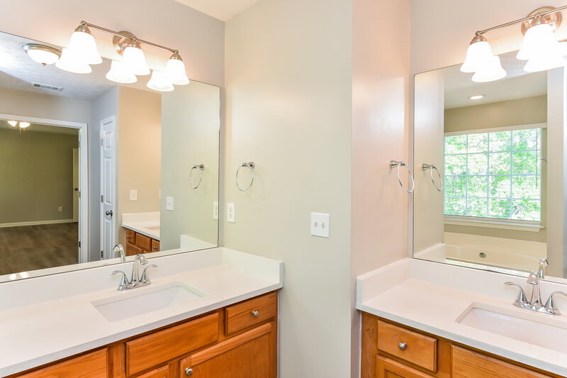 3,550/Mo, 2521 Meadow Pond Trl Grayson, GA 30017 Main Bathroom View