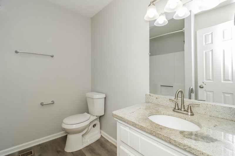 2,100/Mo, 565 Bells Ferry Pl Acworth, GA 30102 Bathroom View