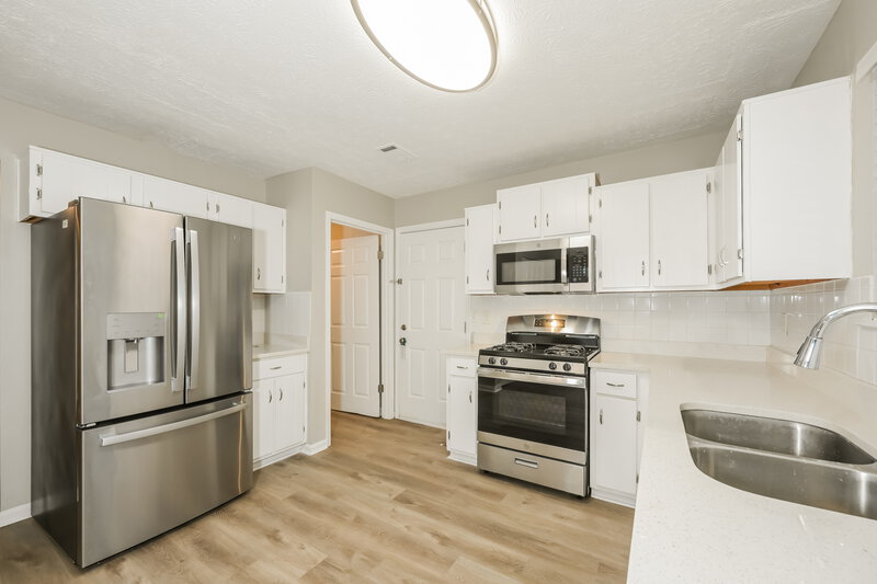 1,800/Mo, 1053 Mainstreet Lake Dr Stone Mountain, GA 30088 Kitchen View